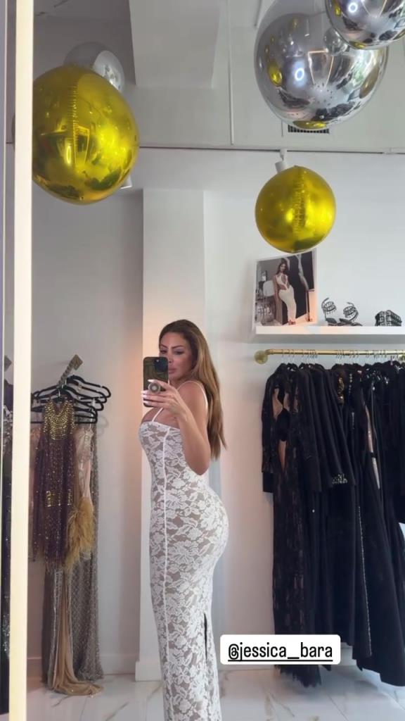 徐娘半老！皮蓬前妻穿吊帶裙自拍，這身材也太炸裂了！