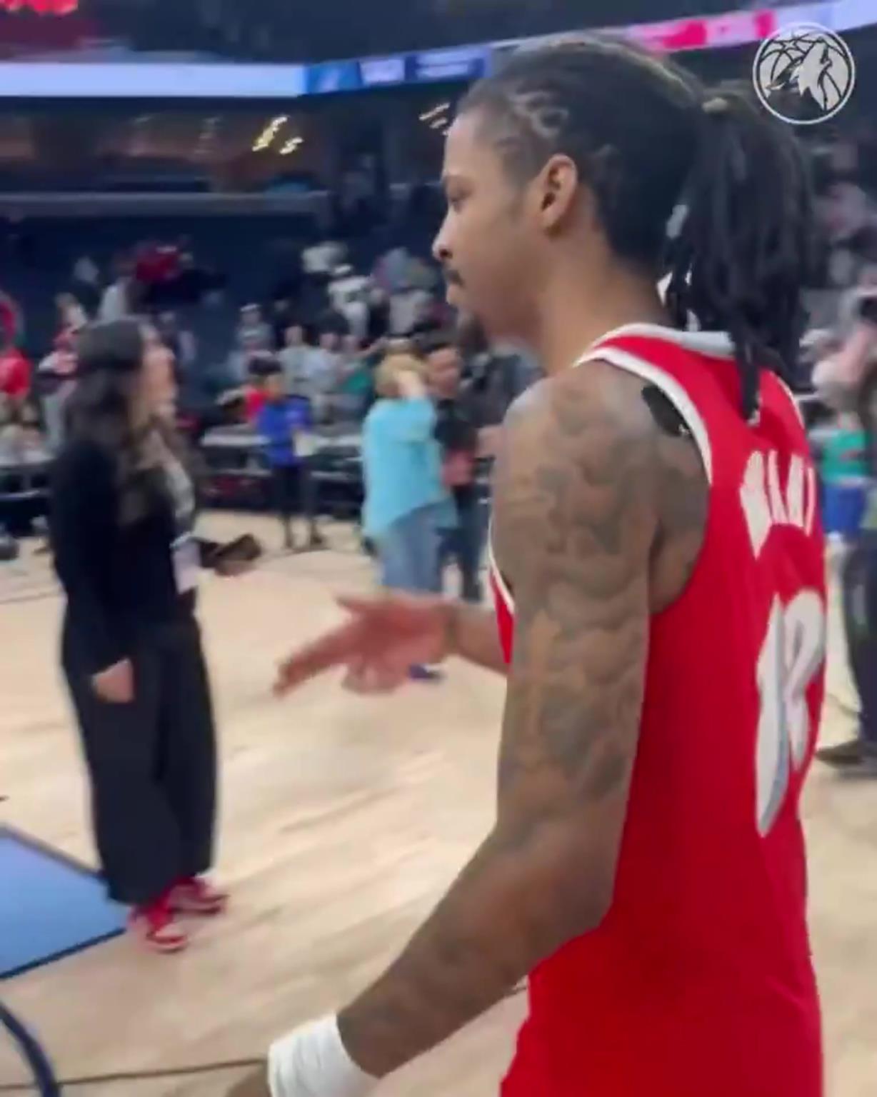 笑死！莫蘭特賽后與華子握手，竟然也是比出“手槍”的手勢