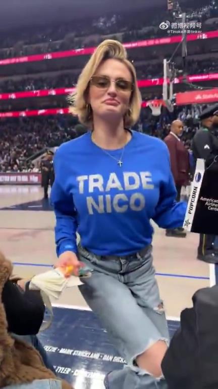 主場不準(zhǔn)球迷打印“解雇Nico”標(biāo)語，女球迷就出此下策