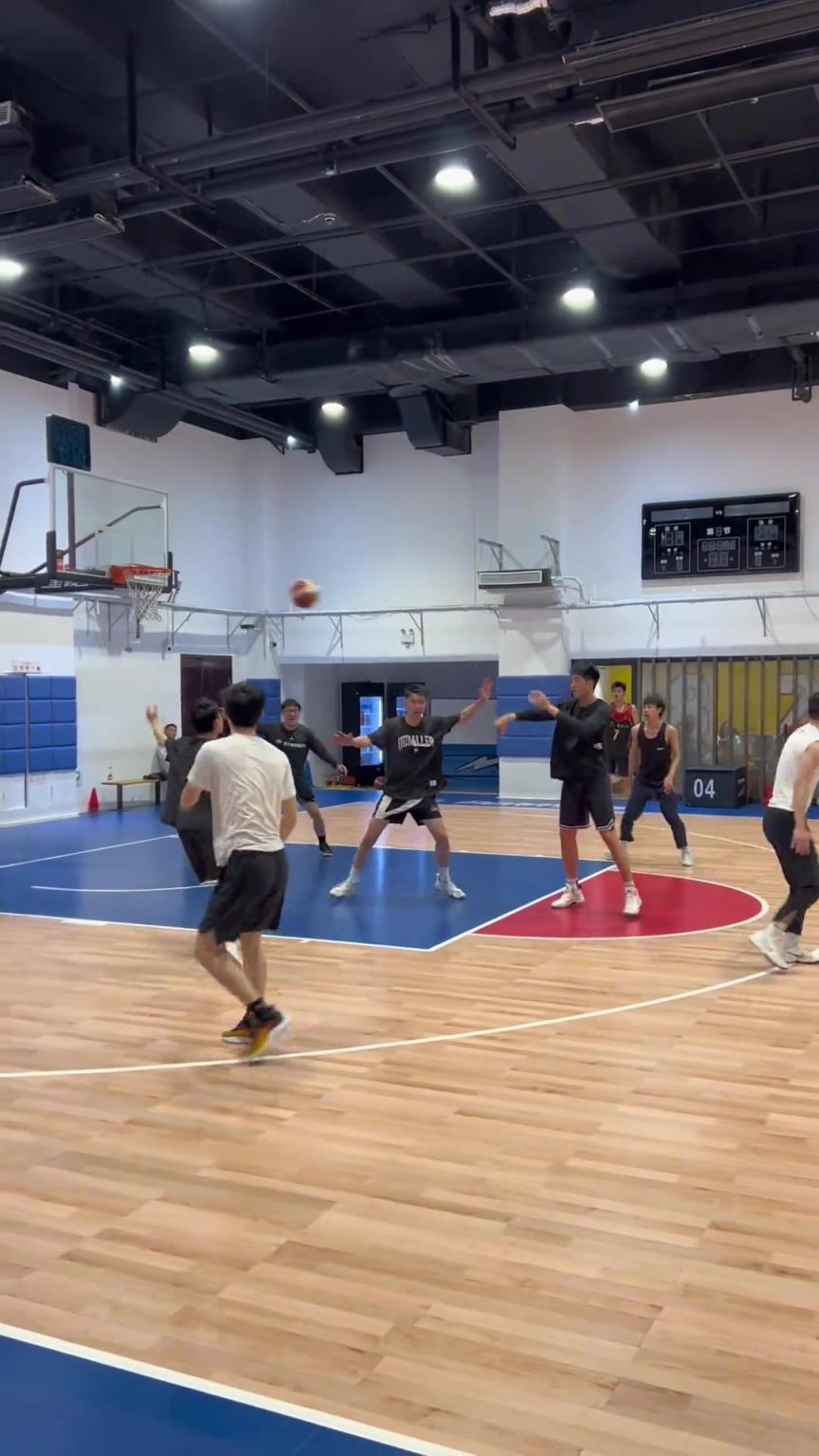 對手回家后：老婆，我今天在野球場匹配到巔峰馬刺隊了！