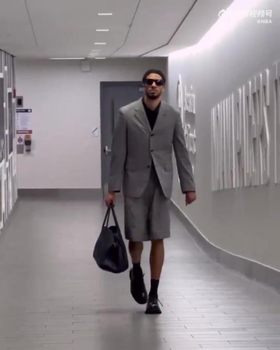 時尚潮男！哈利今日一身灰西裝短褲墨鏡搭配入場 腿真細(xì)！