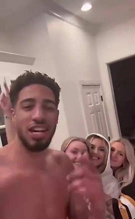 今日怒砍歷史級三雙！哈利此前光著膀子與三位金發(fā)美女同框