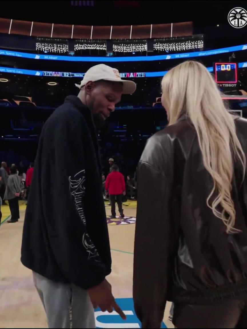 小帥這氣質(zhì)！杜蘭特與庫(kù)里教妹布林克擁抱，眼睛好像一直偷瞟布林克大長(zhǎng)腿