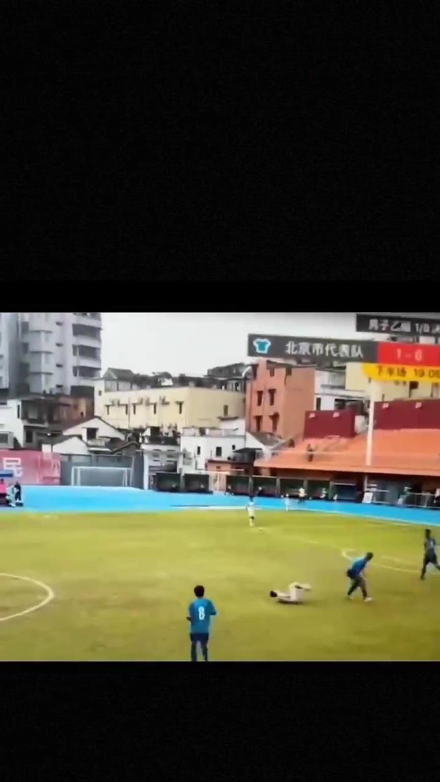 太可怕了！全運(yùn)會(huì)驚現(xiàn)殺人足球，球員將對(duì)手直接踢骨折