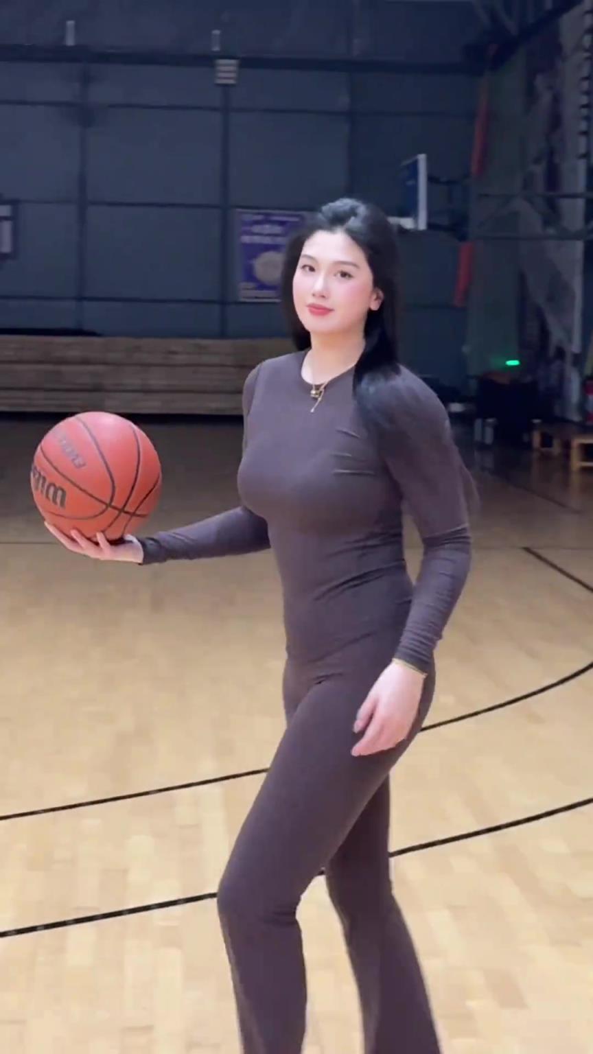 低配版卡戴珊！野球場肘姐這身材，懂的吧友都懂！