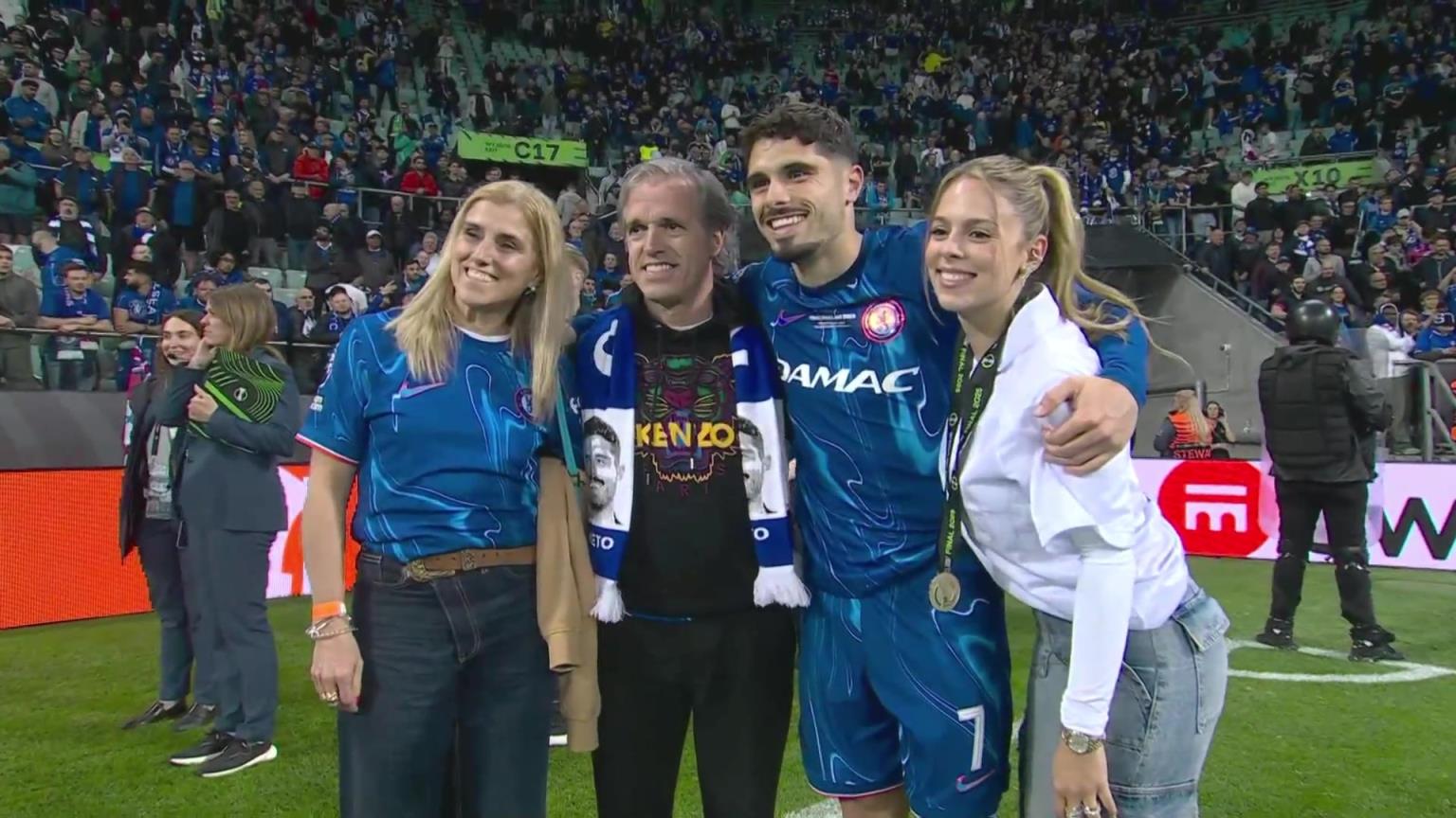 內(nèi)托好福氣！奪冠后高顏值女友來合照，身材相當哇塞！