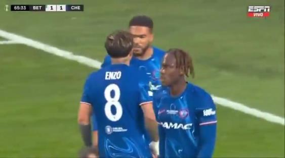 繼續(xù)干！恩佐進球后給了詹姆斯一巴掌，兩人頂頭互相打氣