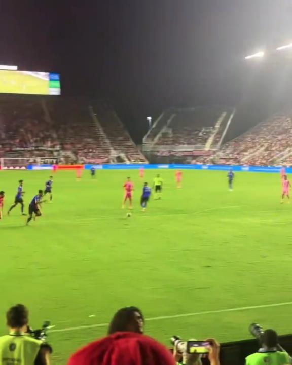 梅老板為了給蘇亞雷斯送個助攻，也是拼了啊