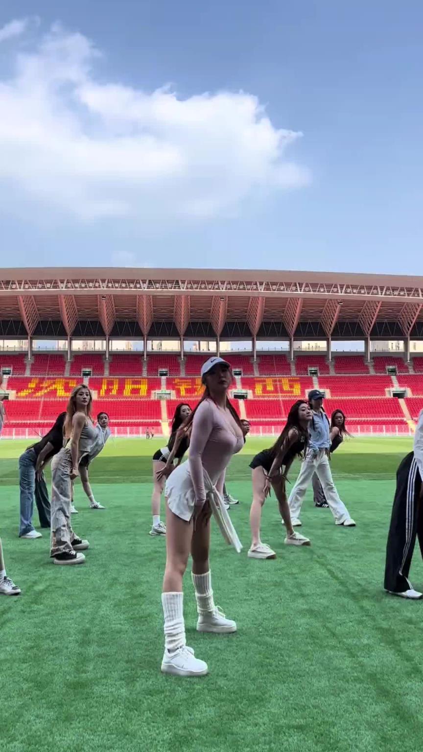 好看！在彩排的遼寧鐵人啦啦隊小姐姐們