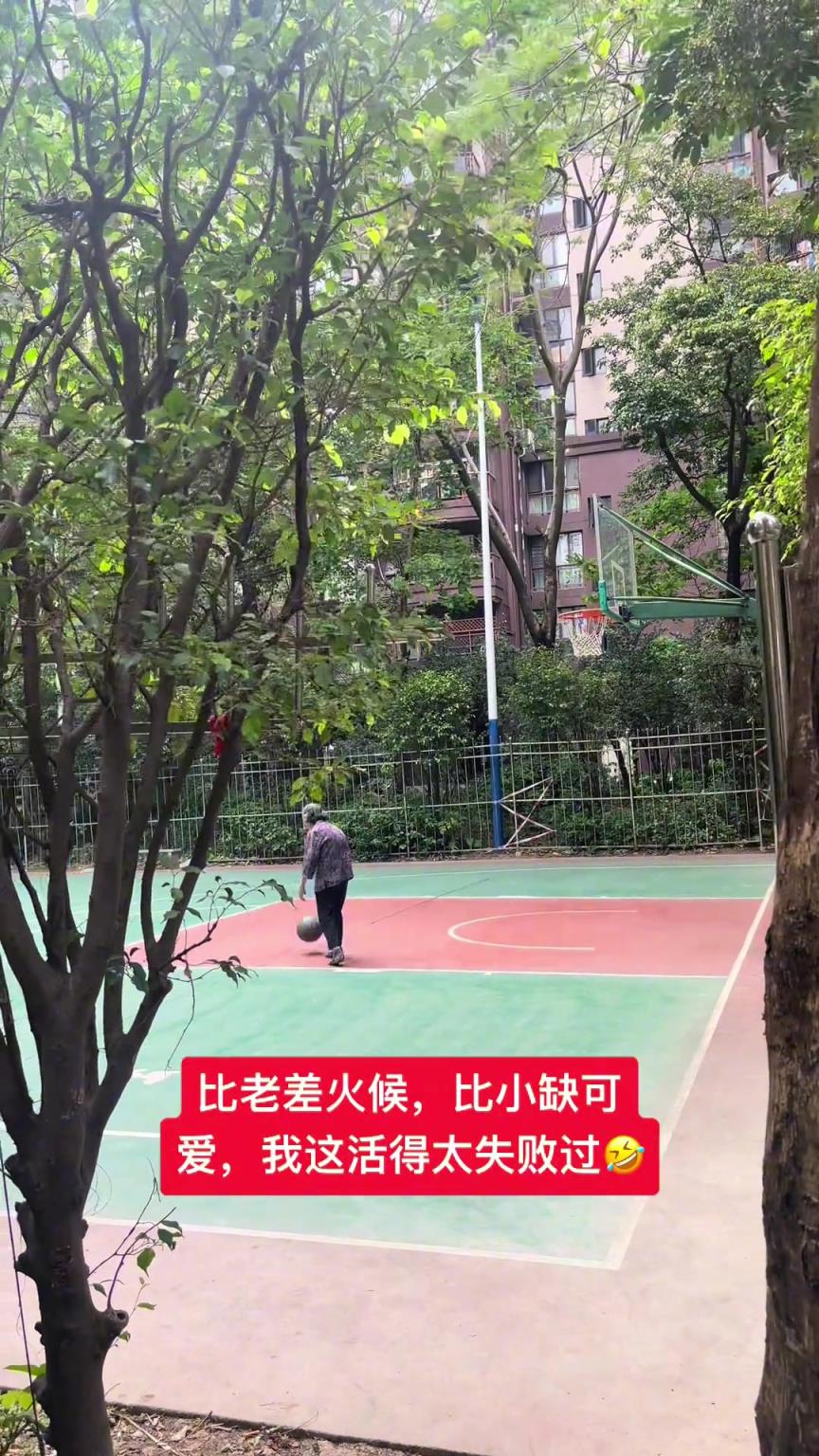 這阿婆單手一投一個準，姜還是老的辣