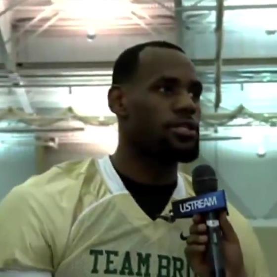 哥兩個還會這個啊？11年NBA停擺期間老詹和阿杜組隊玩橄欖球