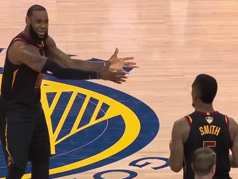 名場面！JR搶下關(guān)鍵籃板沒看表，老詹質(zhì)問JR為何傳球