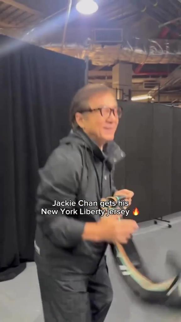 肌肉記憶！成龍這幾下空氣運(yùn)球像是進(jìn)了家具城