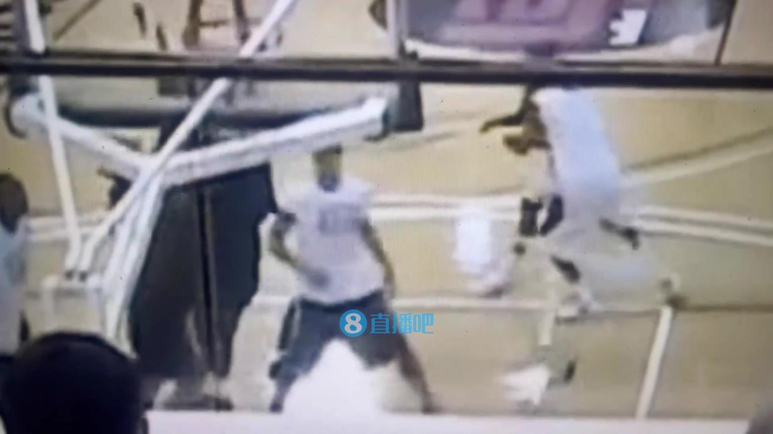 引熱議！美媒翻舊賬：當(dāng)年詹姆斯被大學(xué)生隔扣，耐克沒收了錄像帶