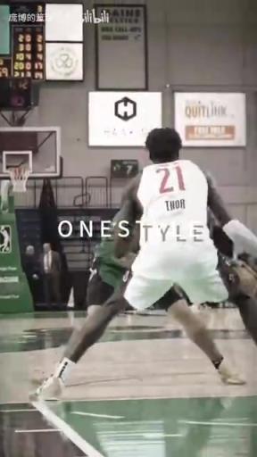 正統(tǒng)美式后衛(wèi)！JD戴維森炒菜后低手合球，對(duì)抗上籃打進(jìn)！