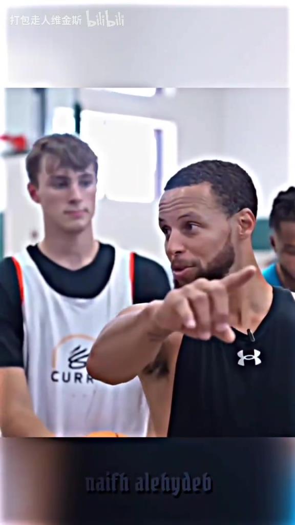 庫(kù)里：其實(shí)這個(gè)暴扣是我教的！當(dāng)弗拉格出現(xiàn)在庫(kù)里的訓(xùn)練營(yíng)！