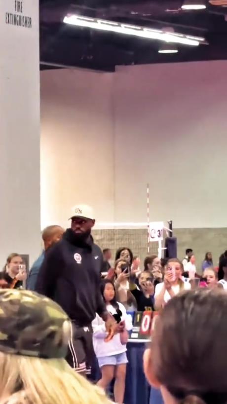 什么是巨星?。≌材匪宫F(xiàn)身排球場被小球迷包圍 這就是行走的流量