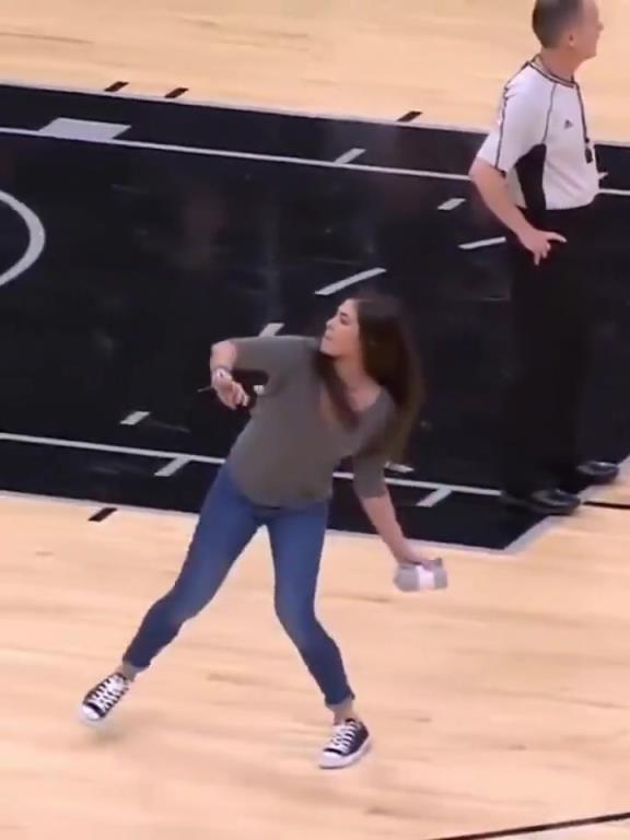 不愧是美國女籃主力，普拉姆的力量太嚇人了