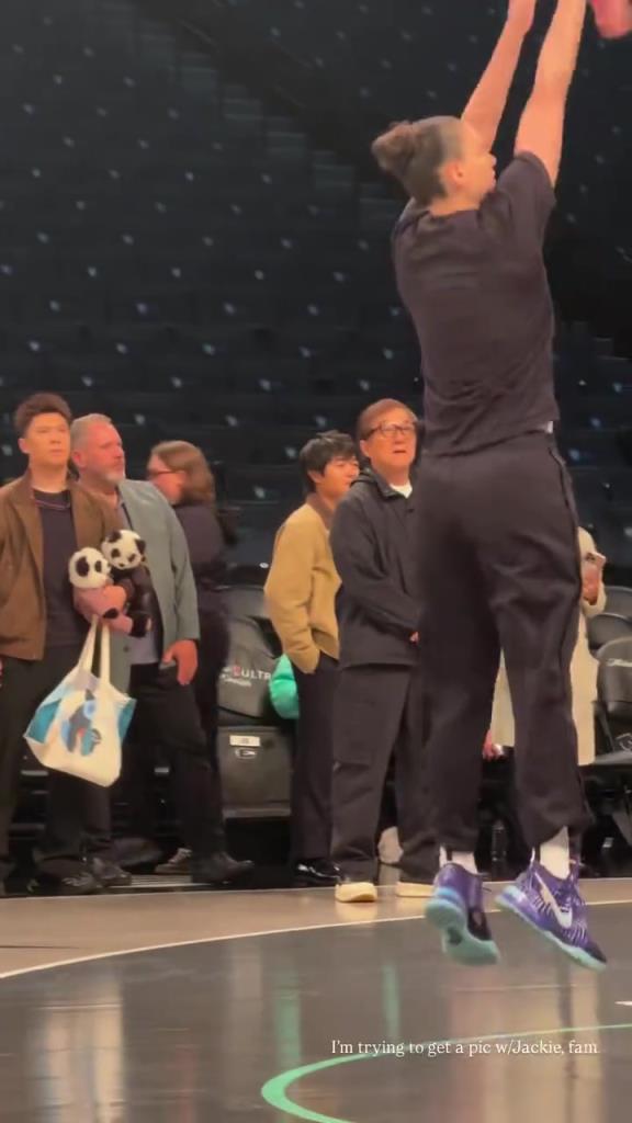 71歲成龍現(xiàn)身巴克萊中心看女籃比賽：她們投籃怎么那么準?。?！