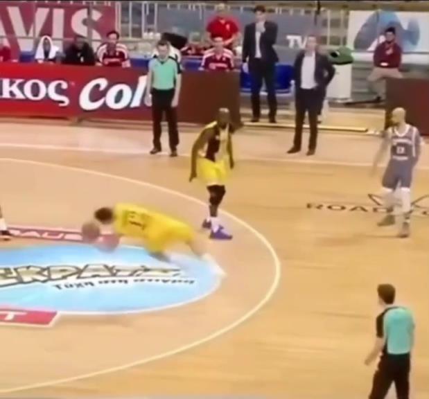 下地真快！搶斷這哥們兒多少是有點門將基礎