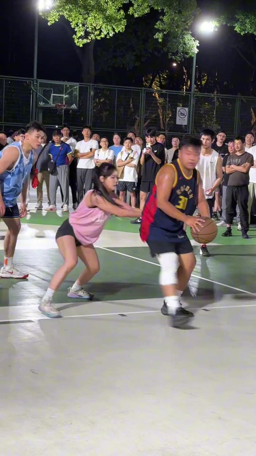 這哥們看見防自己的是女生，一個勁背打，球也不傳了