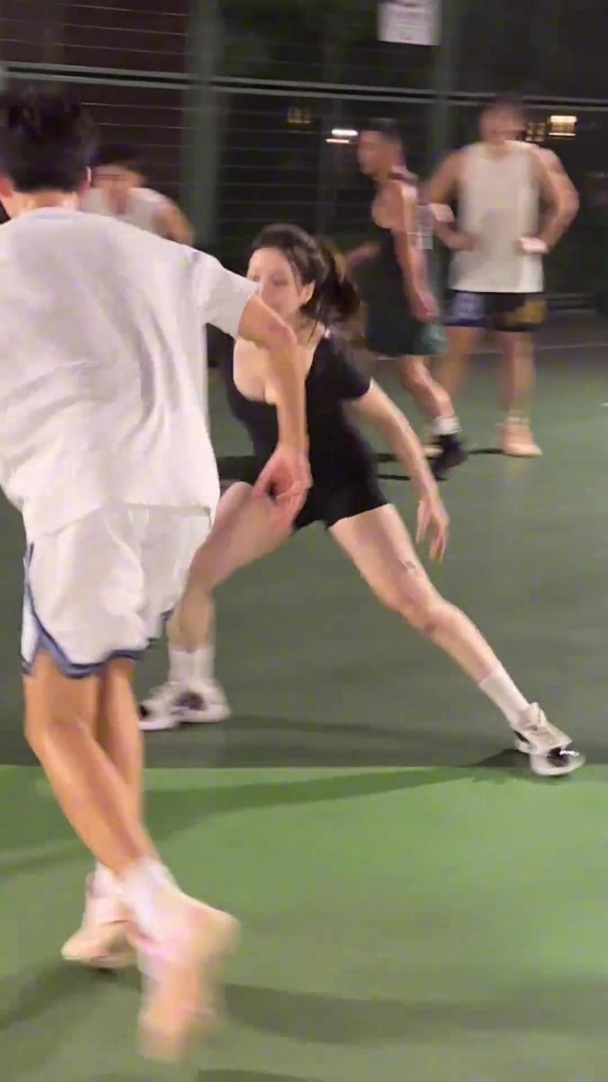 小姐姐防得真兇！瘦點的男生都拿她沒辦法